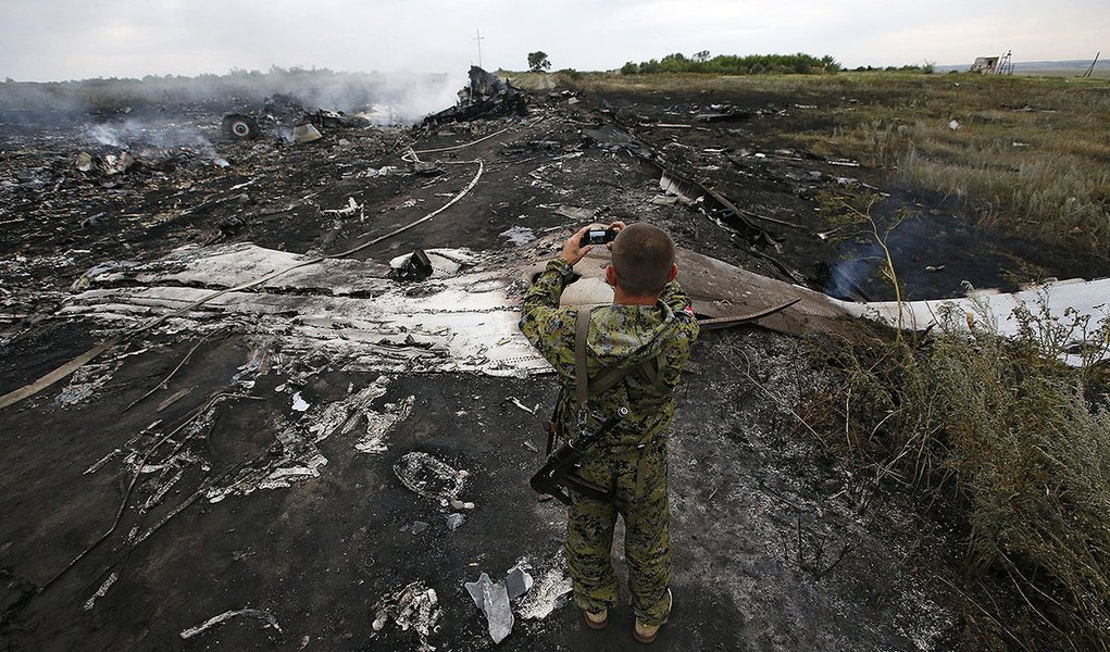 Um separatista prÃ³-RÃºssia armado tira foto do local onde o aviÃ£o da Malaysia Airlines caiu, na regiÃ£o de Donetsk, na UcrÃ¢nia, nesta quinta-feira. 17/07/2014 REUTERS/Maxim Zmeyev