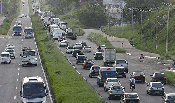 Operação da Polícia Rodoviária Federal causa congestionamento de 10 km na BR-324