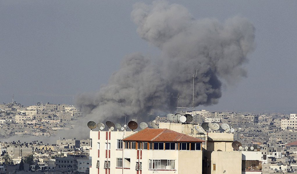 FumaÃ§a Ã© vista em Gaza apÃ³s ataque aÃ©reo de Israel, segundo testemunhas, nesta sexta-feira.  REUTERS/Ahmed Zakot