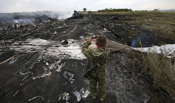Um separatista prÃ³-RÃºssia armado tira foto do local onde o aviÃ£o da Malaysia Airlines caiu, na regiÃ£o de Donetsk, na UcrÃ¢nia, nesta quinta-feira. 17/07/2014 REUTERS/Maxim Zmeyev