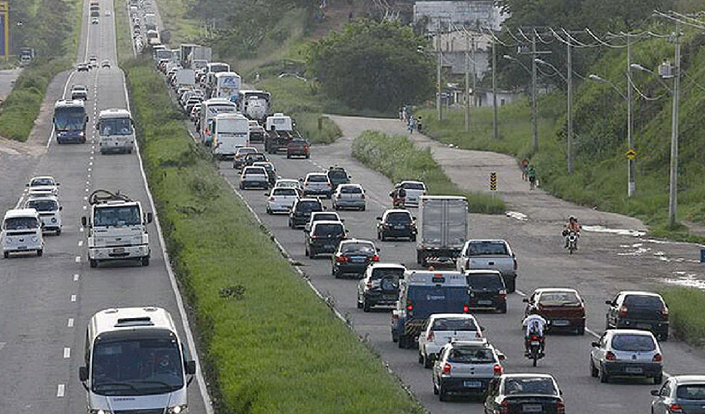 Operação da Polícia Rodoviária Federal causa congestionamento de 10 km na BR-324