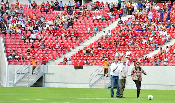 Em tabela com Campos, Dilma faz gol na Arena PE