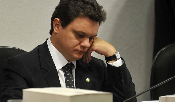Em nota de esclarecimento, Veja chama Odair Cunha de submisso