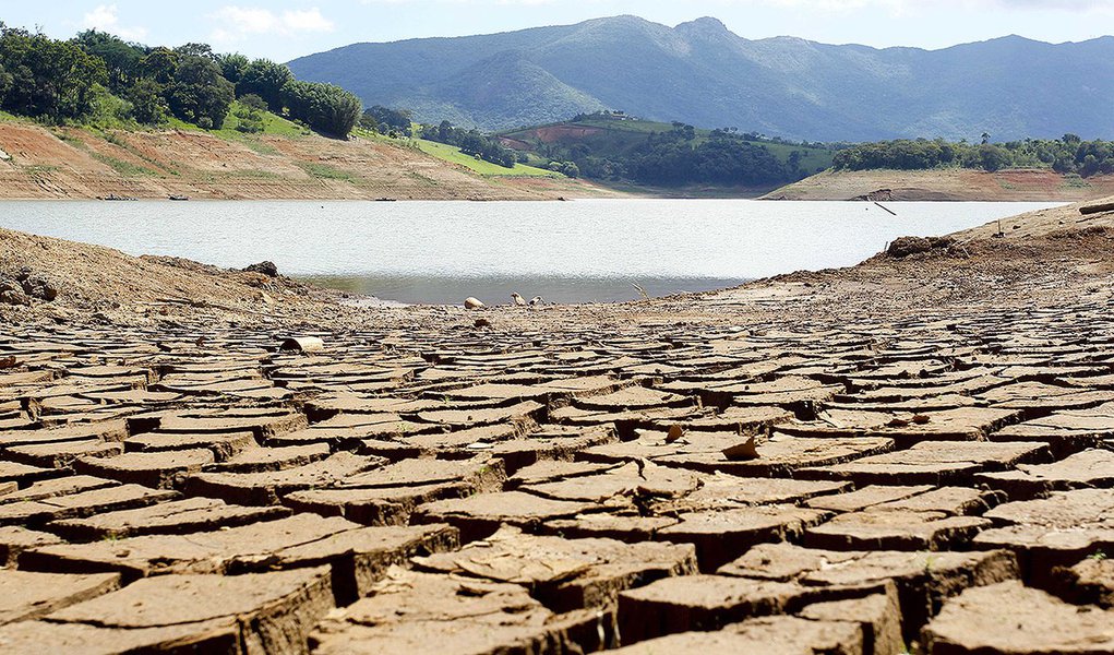 PIRACAIA, SP, 27.03.2014: ABASTECIMENTO/SP - Área da represa no reservatório do rio Jacarei, próximo à estrada que liga Piracaia a Joanópolis, na altura do km 103,5, conhecido como Túnel 7, onde a Sabesp faz uma obra, que visa em construir tubulações para