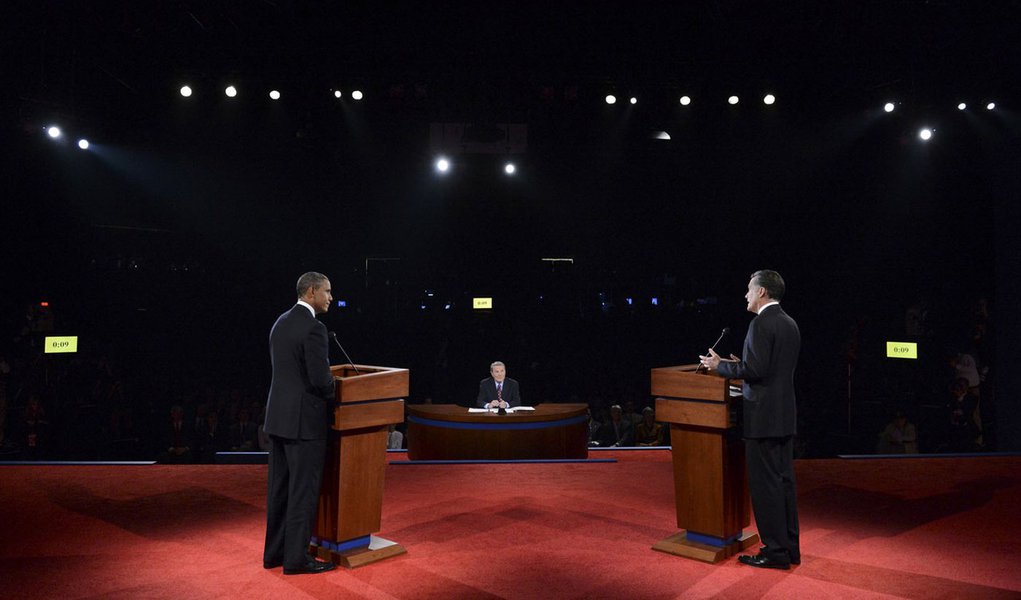 Romney supera Obama no primeiro debate