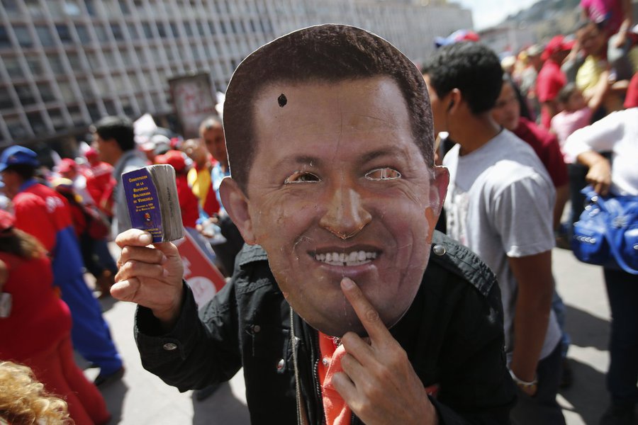 Oposição marcha e pede prova de que Chávez vive
