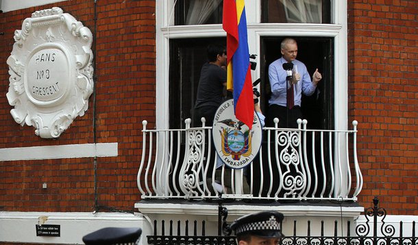 Equador diz que Assange ficará "o tempo necessário" em embaixada