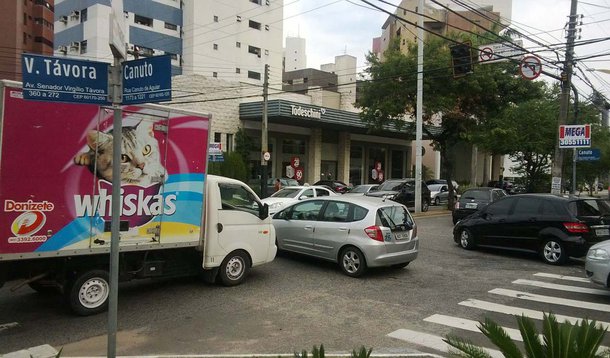 FORTALEZA, CE - 28.08.2013: APAGÃO/NORDESTE/CE - Motoristas enfrentam problemas no trânsito em Fortaleza na tarde desta quarta-feira (28) em razão do apagão que atinge a região nordeste do país. (Foto: Aguirre Talento/Folhapress)