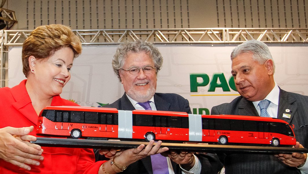 Curitiba - PR, 29/10/2013. Presidenta Dilma Rousseff durante cerimônia de anúncio de investimentos do PAC Mobilidade Urbana: Foto: Roberto Stuckert Filho/PR