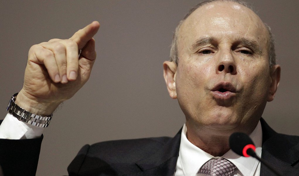 Mantega vê reajuste da gasolina menor para o consumidor