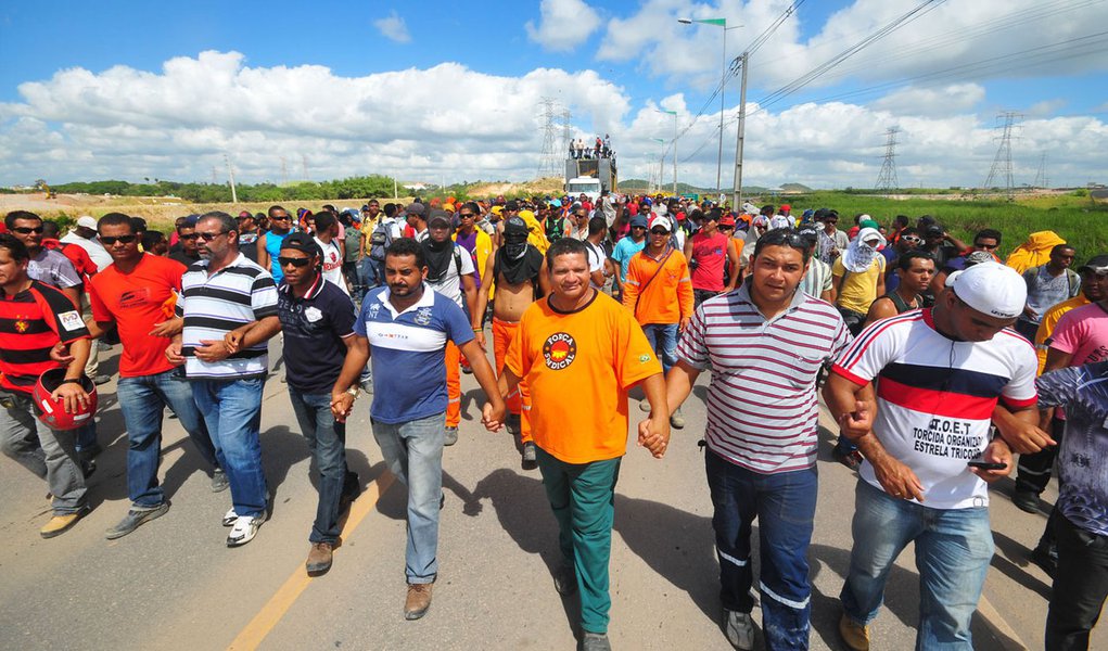 Greve de operários em Suape perde força