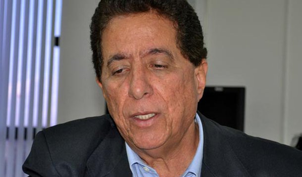Secretário da Educação promete pagar professores até dia 15