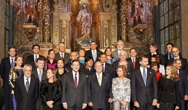 Humilde, rei pede socorro à América Latina