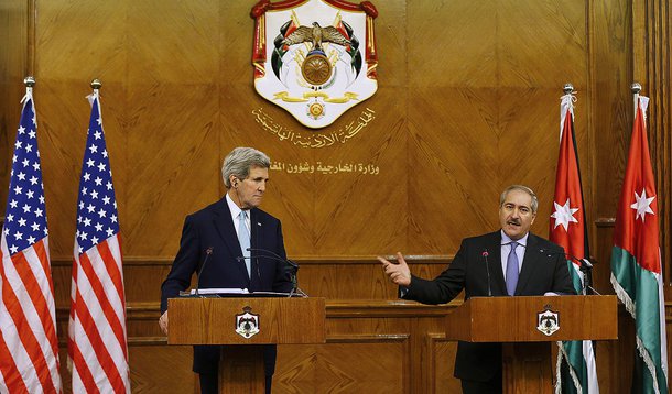 O secretÃ¡rio de Estado norte-americano, John Kerry (esquerda), e o chanceler da JordÃ¢nia, Nasser Judeh, concedem entrevista coletiva em AmÃ£, na JordÃ¢nia, nesta quarta-feira. 13/11/2014 REUTERS/Muhammad Hamed