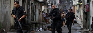 BOPE entra na Vila Cruzeiro a procura dos traficantes do Comando Vermelho, RJ. 26/11/2010. Foto: Felipe Dana/AP