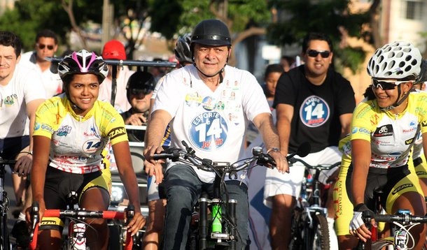 Jovair faz passeio de bicicleta e pede respeito aos ciclistas