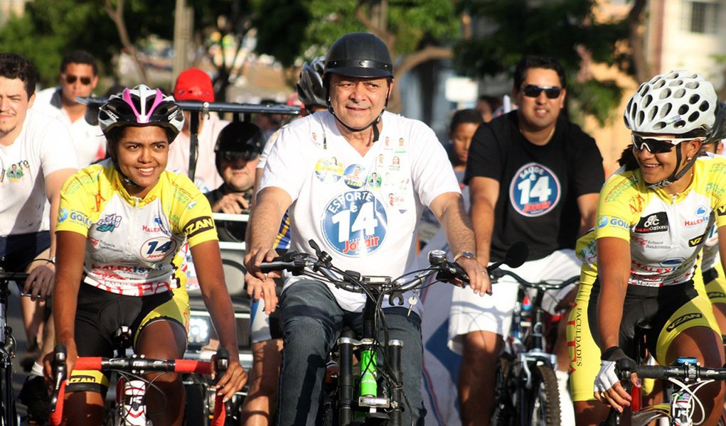 Jovair faz passeio de bicicleta e pede respeito aos ciclistas