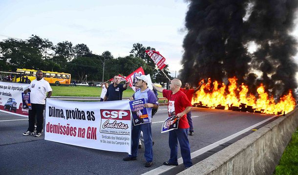 Metalúrgicos da GM param a Dutra contra demissões