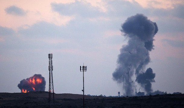 FumaÃ§a apÃ³s um ataque aÃ©reo israelense no norte da Faixa de Gaza, nesta terÃ§a-feira. 08/07/2014 REUTERS/Amir Cohen