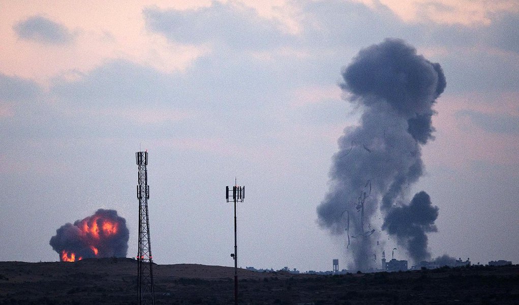 FumaÃ§a apÃ³s um ataque aÃ©reo israelense no norte da Faixa de Gaza, nesta terÃ§a-feira. 08/07/2014 REUTERS/Amir Cohen