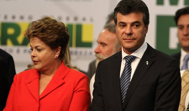 CURITIBA, PR, 29.10.2013: DILMA ROUSSEFF/PAC/PR - Dilma Rousseff, o governador Beto Richa e a ministra Gleisi Hoffmann. A presidente Dilma Rousseff  durante anúncio de recursos do PAC da Mobilidade. Serão R$ 5,3 bilhões destinados à área do transporte col