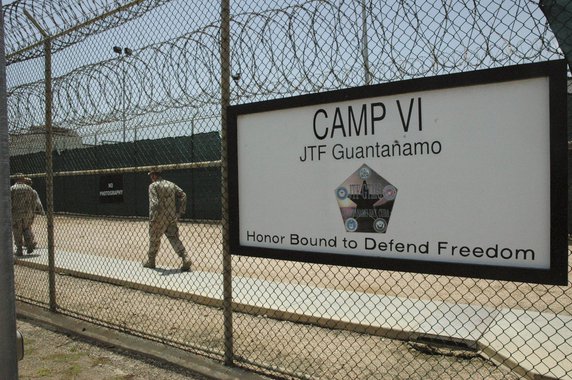 epa01423000 In this image reviewed by the US Military, and made available on 24 July 2008, a sign marks one of the entrances to the detention center, at Guantanamo Bay US Naval Base, in Cuba, 23 July 2008.  EPA/RANDALL MIKKELESEN / POOL IMAGE REVIEWED BY 