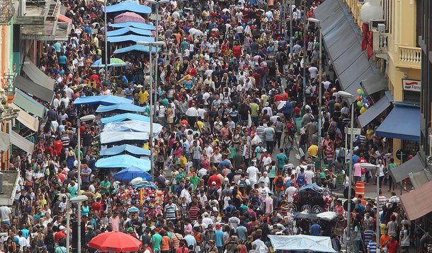 São Paulo 20/12/2014 Movimento na Rua 25 de Marco  no ultimo fim de semana antes do Natal. Foto Paulo Pinto/Fotos Publicas