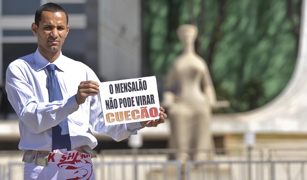 Julgamento do mensalão tem protestos solitários fora do STF