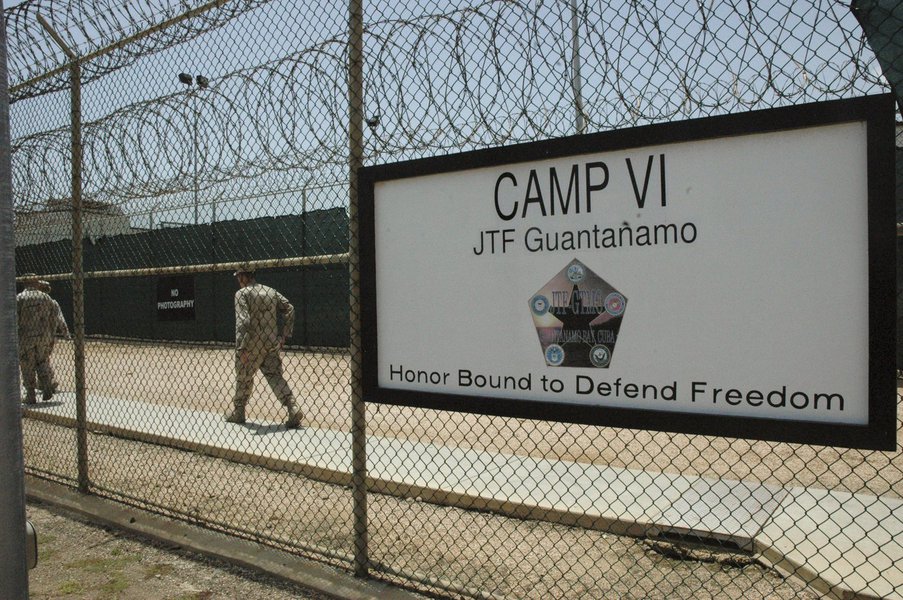 epa01423000 In this image reviewed by the US Military, and made available on 24 July 2008, a sign marks one of the entrances to the detention center, at Guantanamo Bay US Naval Base, in Cuba, 23 July 2008.  EPA/RANDALL MIKKELESEN / POOL IMAGE REVIEWED BY 