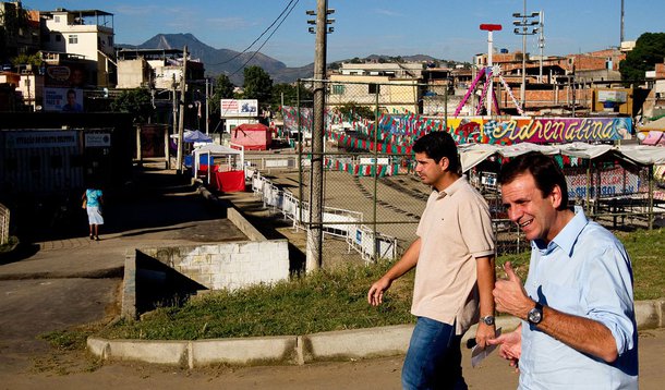 Prefeito do Rio anuncia aumento para policiais de UPPs