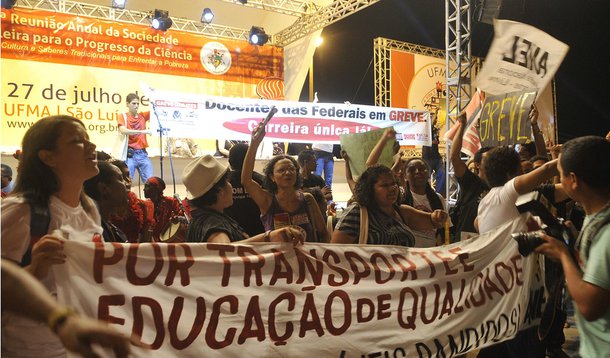 Em greve, professores rejeitam nova proposta