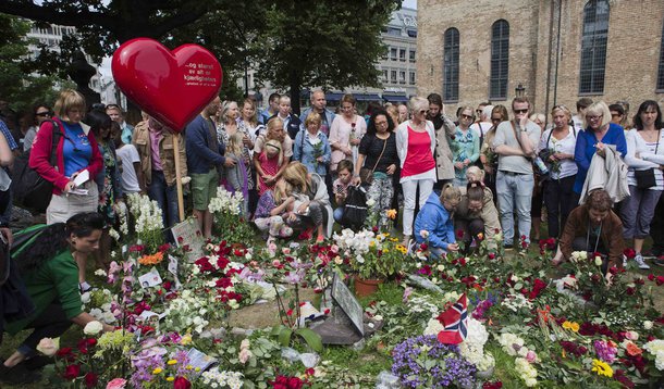 Noruega lembra um ano do massacre