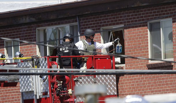 Polícia desativa bombas na casa do autor do massacre de Denver