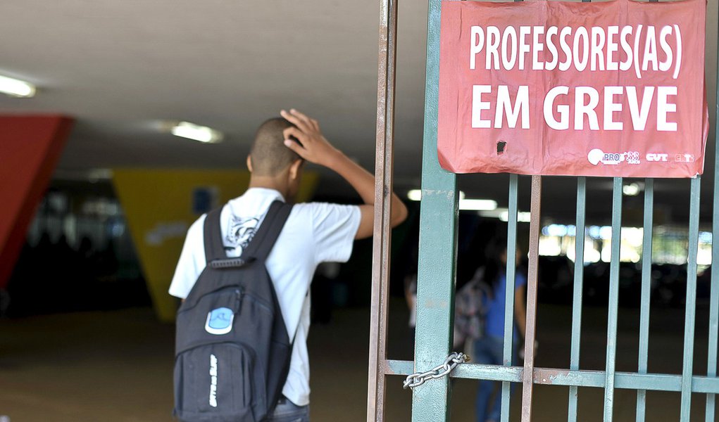 Governo cede e oferece novos reajustes aos professores