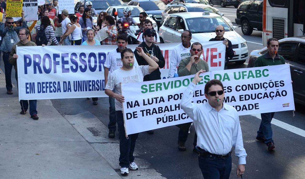 Professores refutam 45%: "Maquiagem", dizem