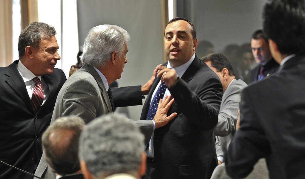 Tigrão sai da CPI, do PSDB e pode ser investigado