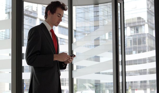 Lei proíbe o uso de celular em bancos no Recife