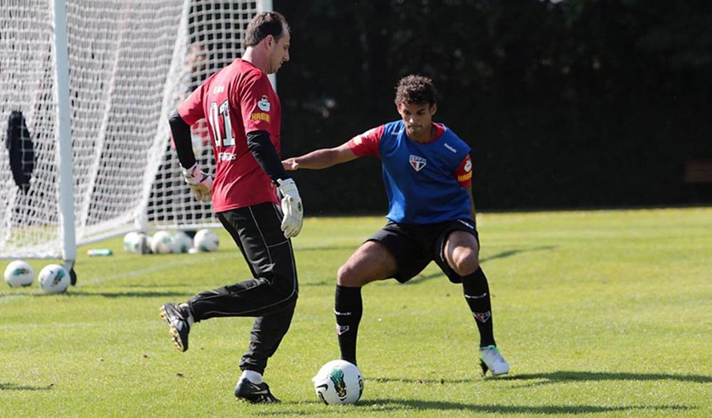 Rogério volta a disputar rachão no gol e está perto da volta