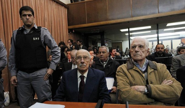 Ex-ditador argentino, Videla pega 50 anos de prisão