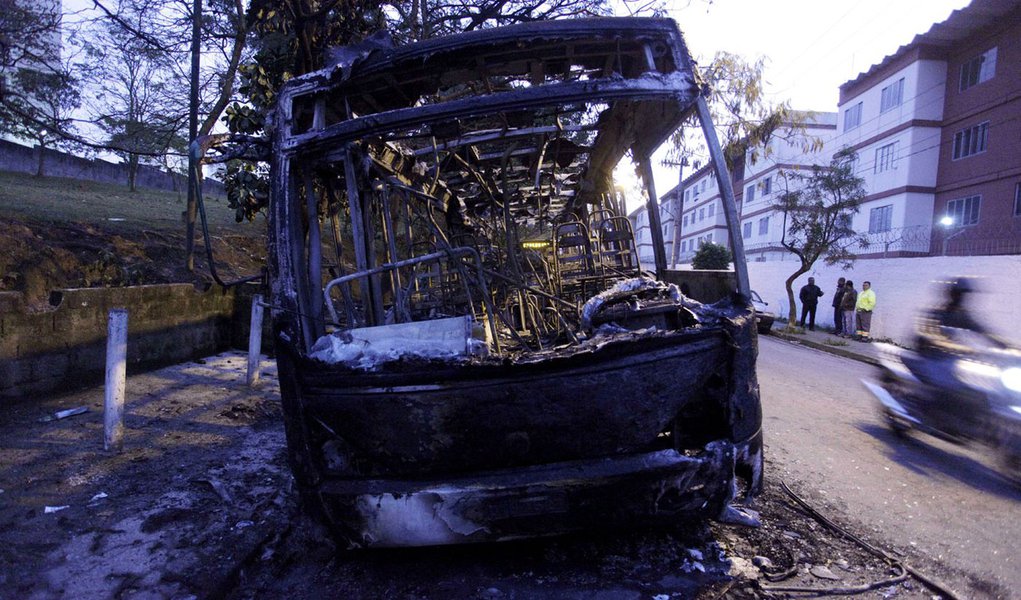 Base da PM é alvo de oito tiros; 11º onibus é incendiado: assinatura do PCC