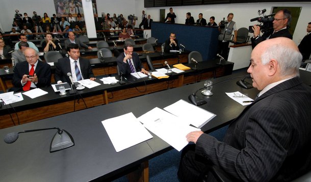 CPI exclui secretários; Demóstenes é convidado