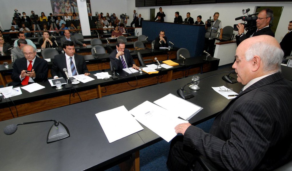 CPI exclui secretários; Demóstenes é convidado