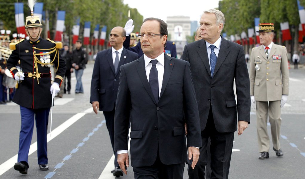 Em festa francesa, presidente socialista volta às tradições