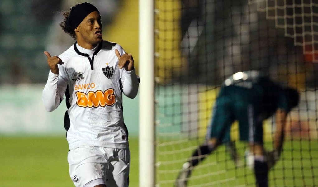 Fora de casa, Atlético-MG vence e segue líder isolado