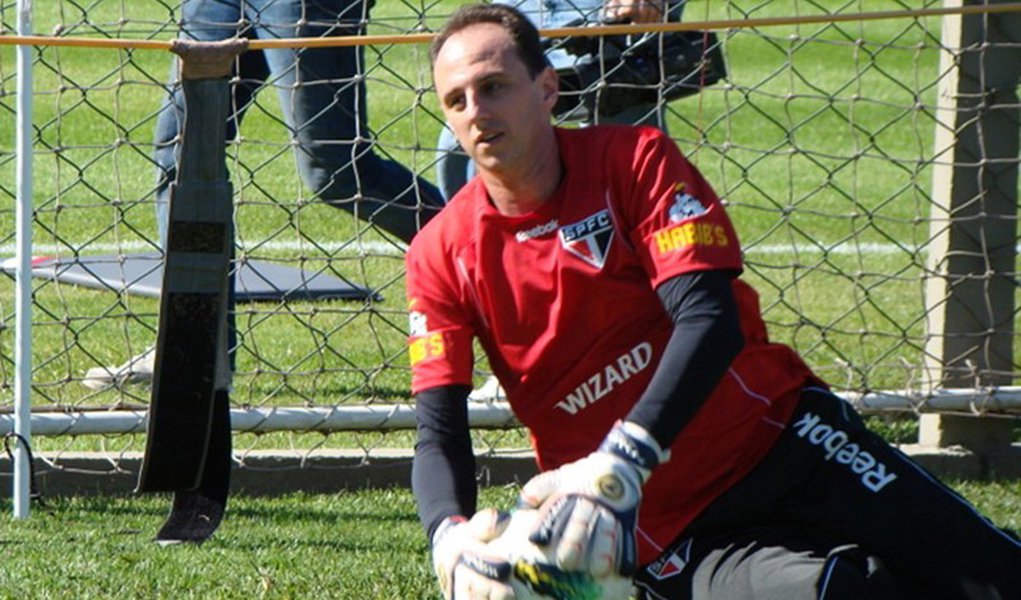 Rogério volta a fazer defesas no chão e anima São Paulo