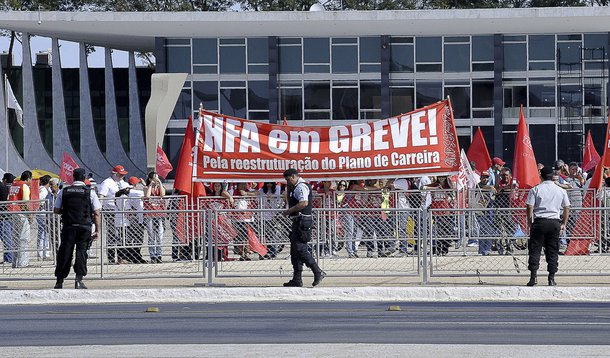 Crescimento da greve dos servidores pressiona governo