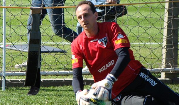 Rogério volta a fazer defesas no chão e anima São Paulo