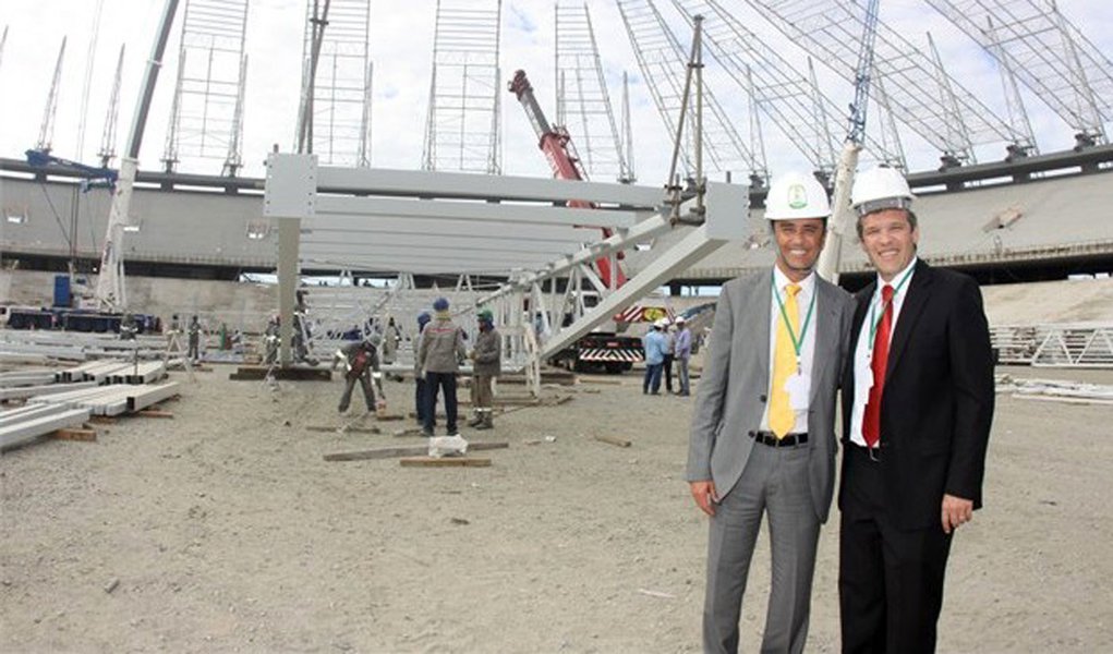 Bebeto visita obras do Castelão, em Fortaleza