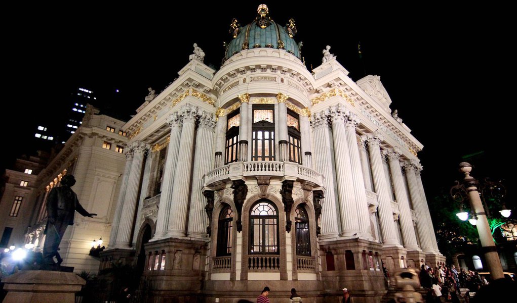 Rio celebra 103 anos de cultura no Theatro Municipal