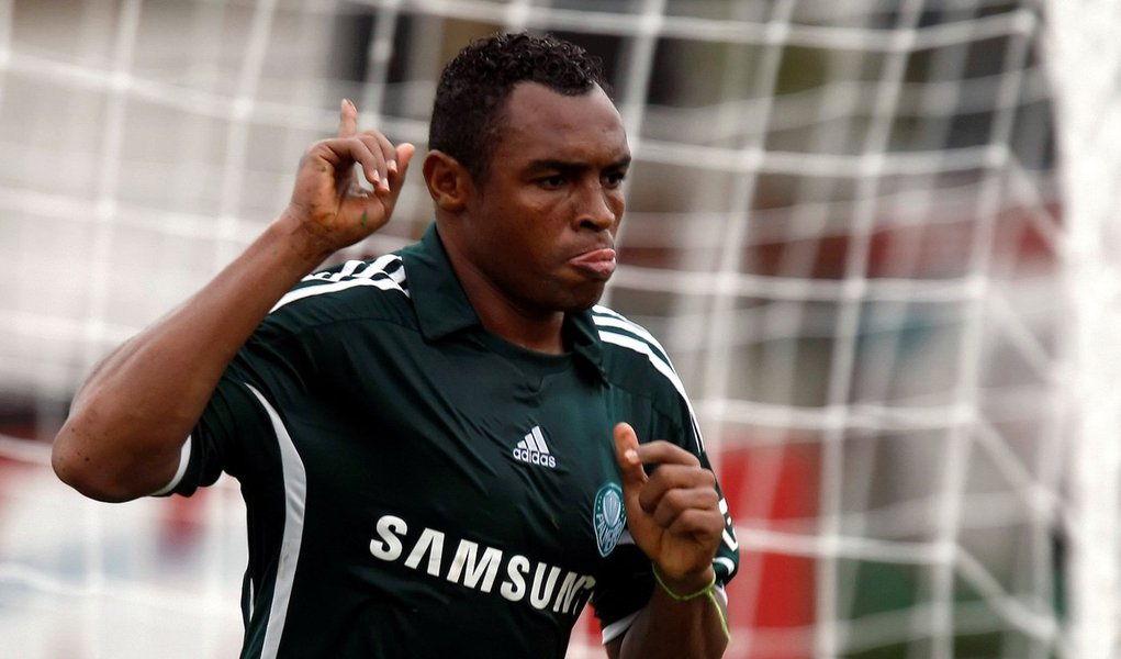 Obina assina com o Palmeiras e será apresentado nesta terça